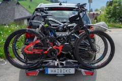 Huckepack von zwei E-Bikes