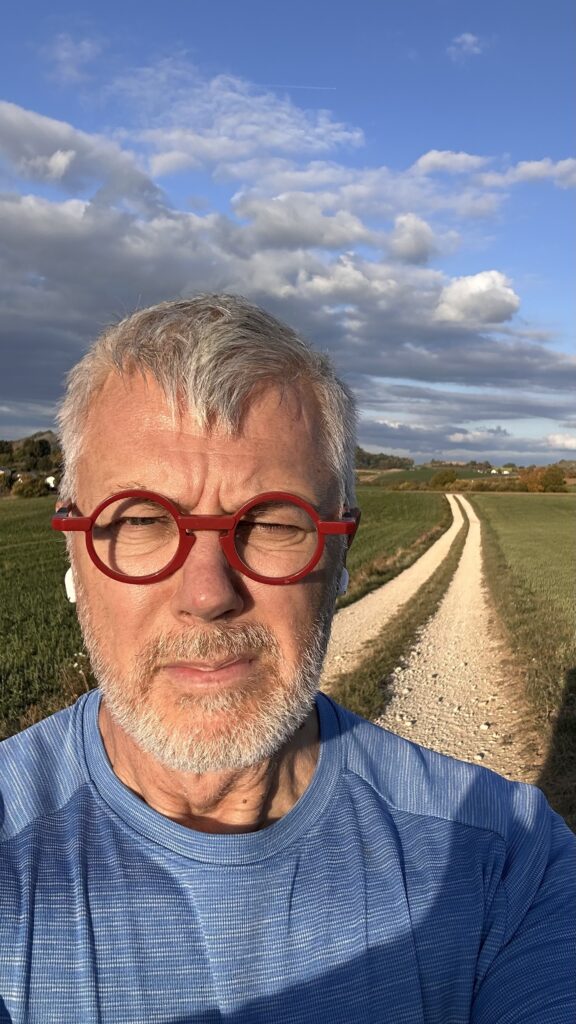 Selfie während einer Laufrunde auf einem Feldweg